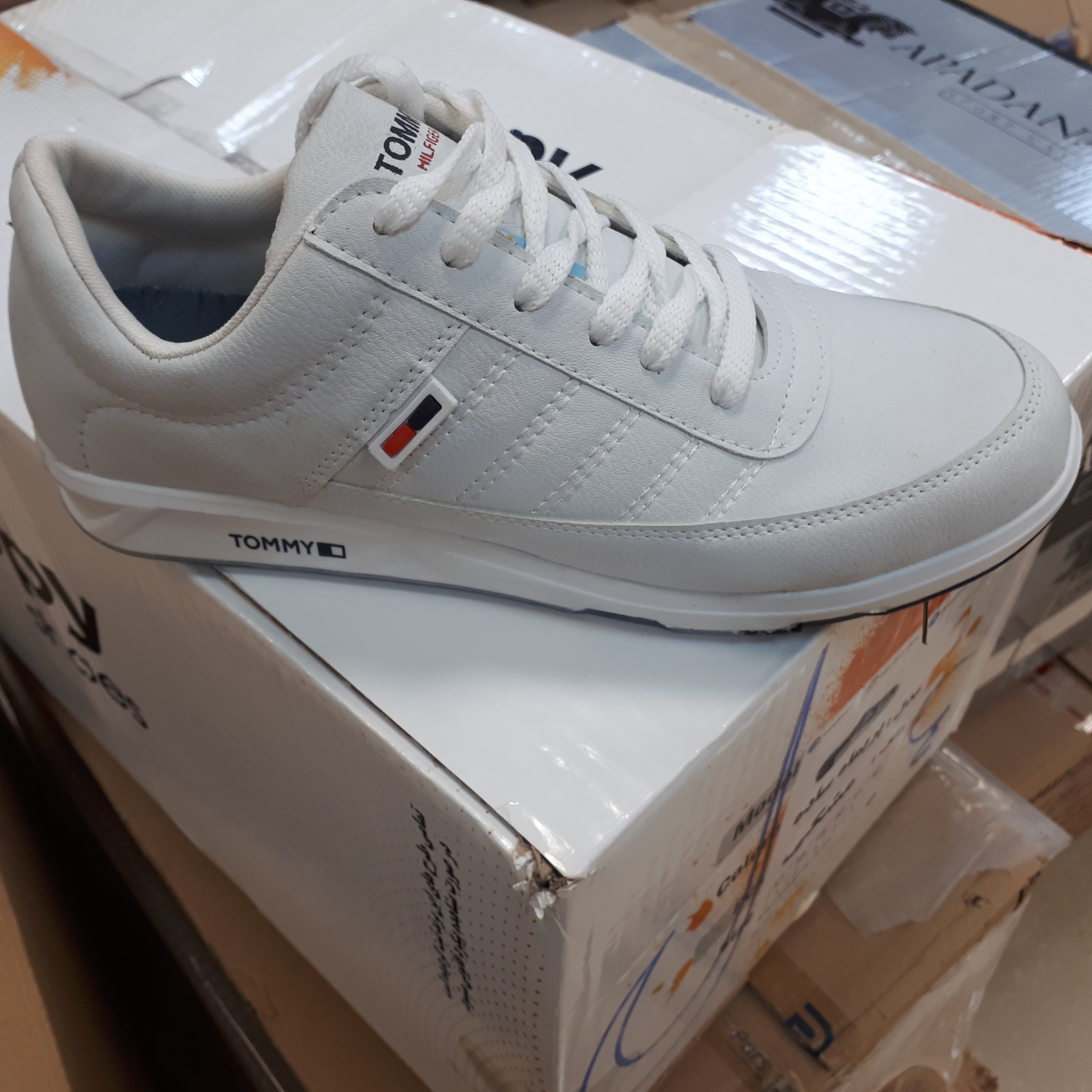 کفش مردانه ونس تامی چرم صنعتی کف کفش ژله ای وراحت نرم وانعطاف پذیر کار تزریق ازسایز ۳۷تا ۴۴در رنگ سفیدومشکی در سایز بزرگ پاسایز۴۷و۴۶و۴۵  در دورنگ مشکی وسفید