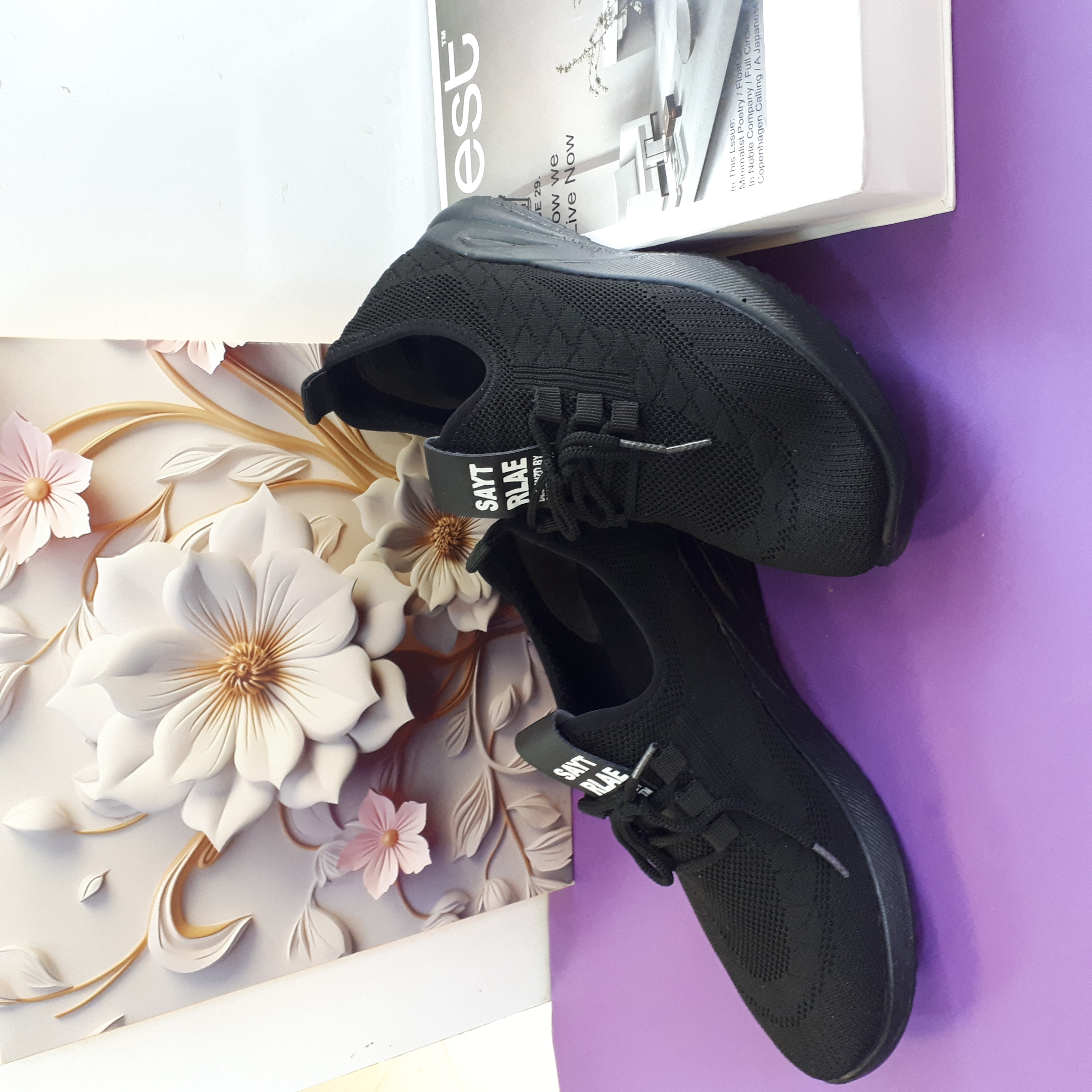 کفش اسپرت راحتی مناسب پیاده روی باشگاه ورزش وروزمره جنس رویه بافت بسیار مقاوم وشیک کفی کامل طبی وانعطاف پذیرونرم طراحی بند نما روی کفش کار تزریق مقاوم وبادوام درسایز مردانه وزنانه ازسایز ۳۷تا ۴۵در رنگهای طوسی ومشکی