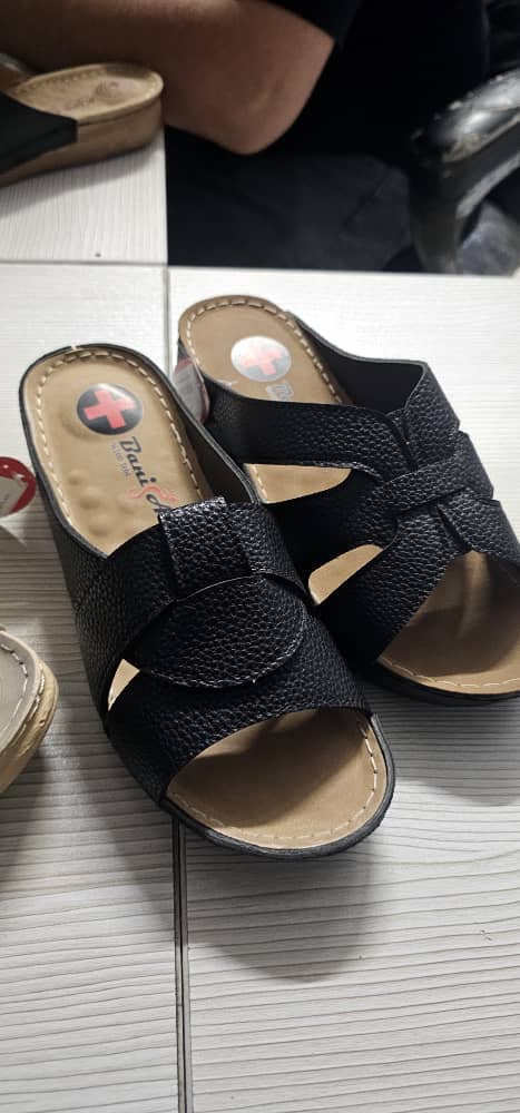 صندل طبی زنانه طبی پزشکی دارای پد طبی وماساژور داخل صندل بسیار نرم وراحت مناسب روفرشی وروزمره جنس رویه جنس چرم دور دوزی محکم وبادوام درسه طرح از سایز ۳۷تا ۴۲رنگ مشکی