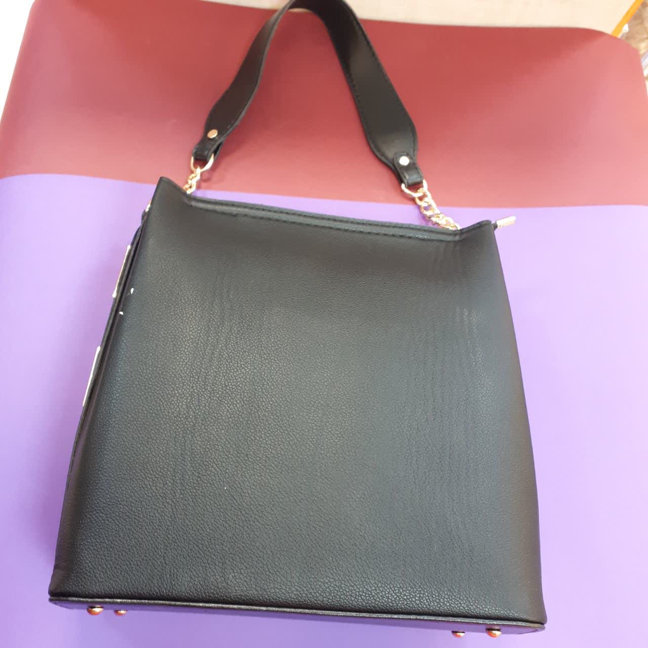 کیف دوشی زنانه جنس چرم صنعتی زیبا جاداربرند شرینگ درسه رنگ ابعاد عرض۲۸ طول۳۶