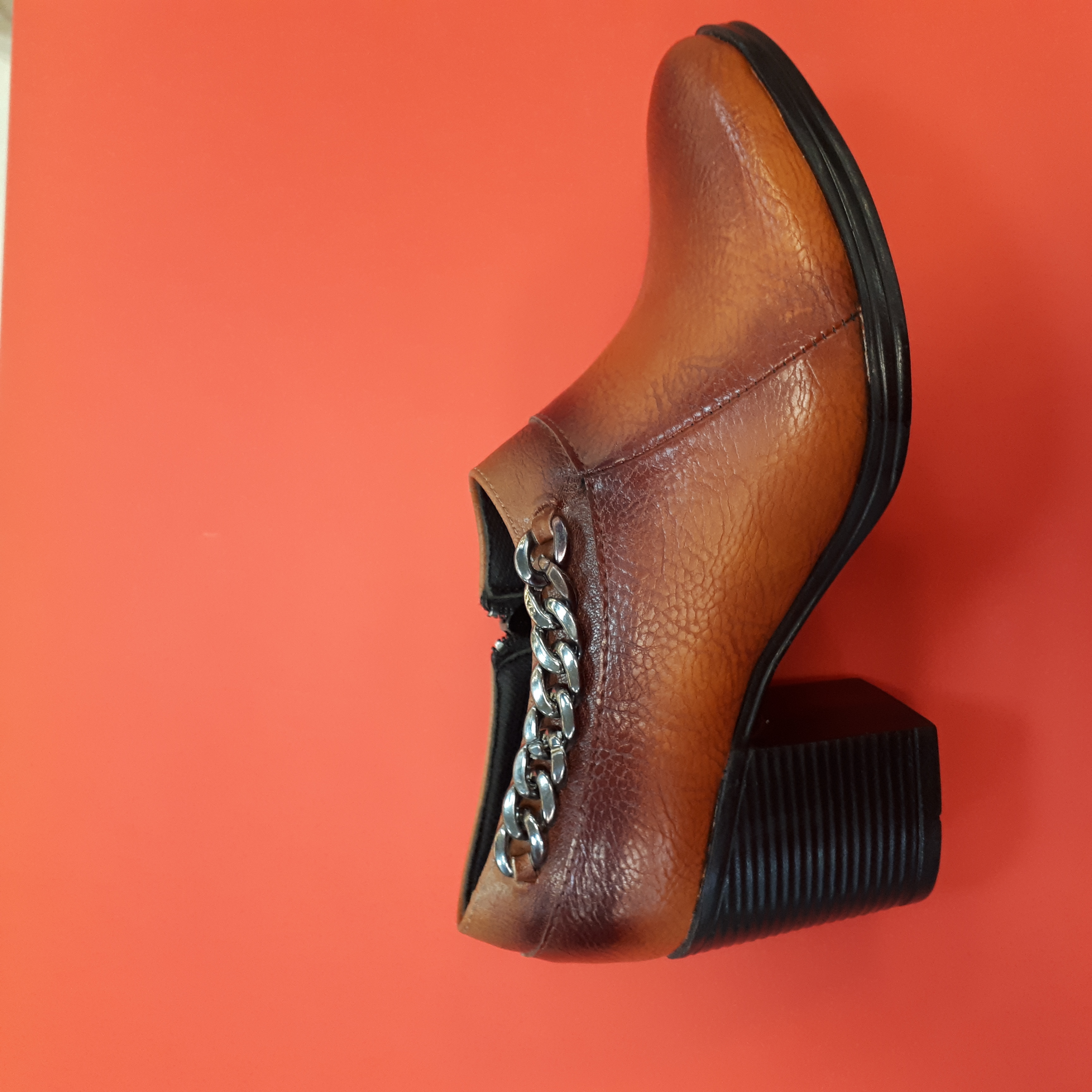 کفش اداری زنانه پاشنه دار مدل زنجیری جنس رویه چرم صنعتی زیره پیو۳۷و۴۰و۳۹