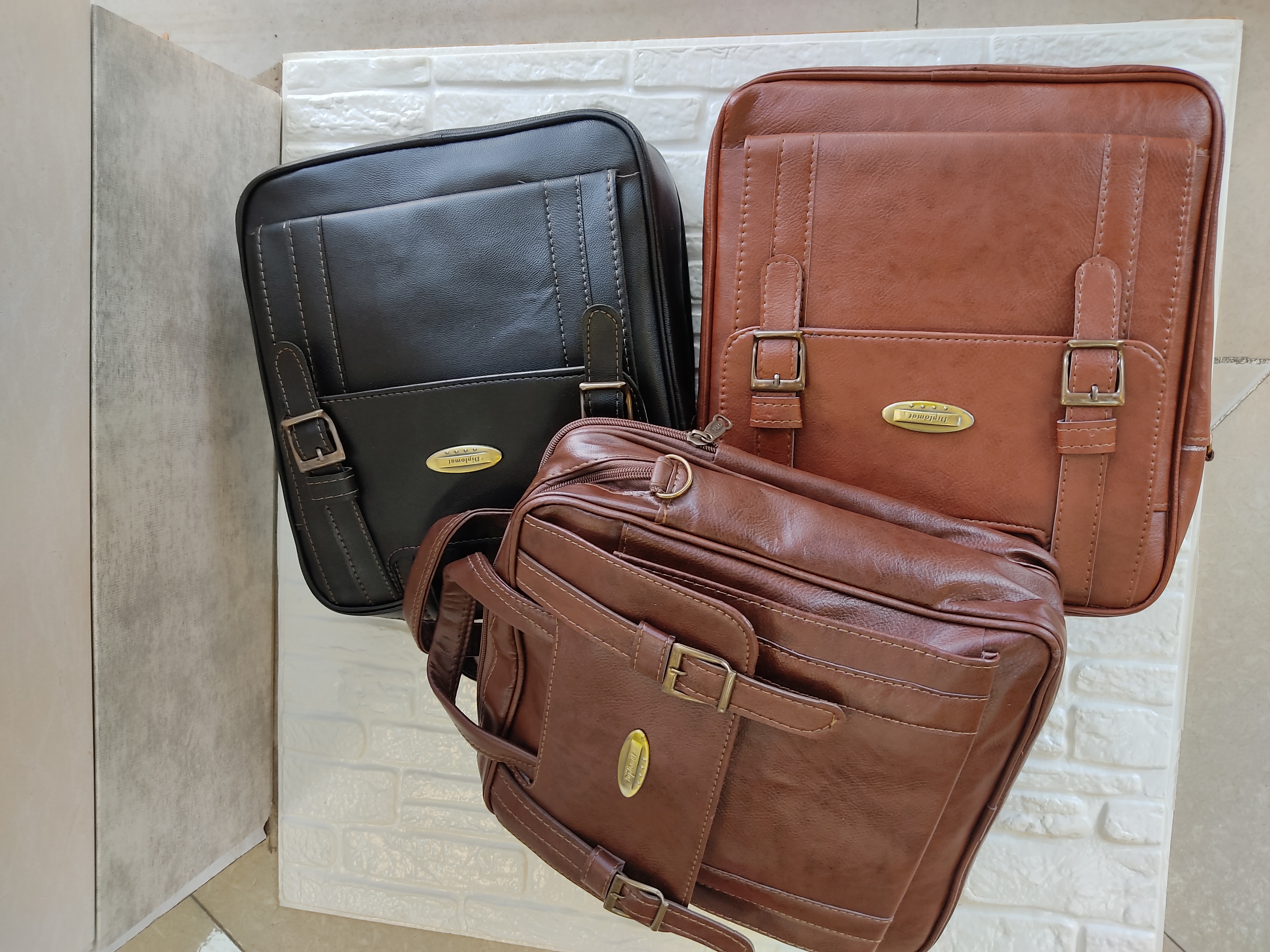 کیف اداری رسمی اسپرت زنانه ومردانه جنس چرم صنعتی جادار وشیک مناسب کار اداری وروزمره طراحی شیک وزیبادررنگهای قهوه ای عسلی ومشکی